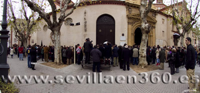 La hermandad de Montserrat vuelve a su capilla.