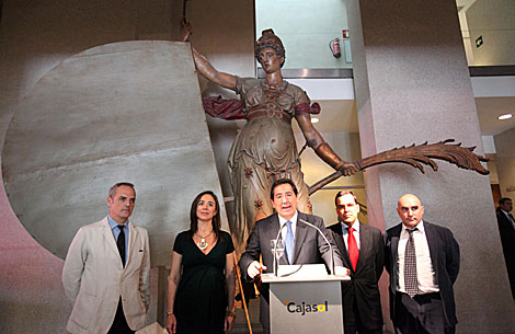 Cajasol muestra en tapices y óleos sus 175 años de vida