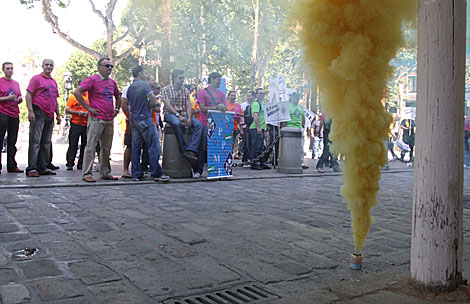 Policías y bomberos se unen a las protestas contra los recortes