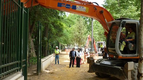 Arranca la demolición del cerramiento que separa la Plaza de España y el parque de María Luisa.
