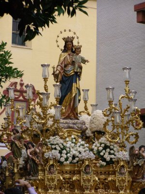 Un total de cinco procesiones de gloria recorren Sevilla este fin de semana