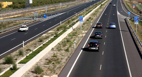 Un camión cisterna sufre una colisión en la ronda Supernorte y ocasiona un vertido de combustible
