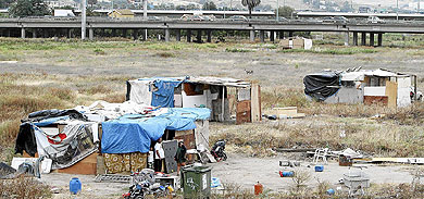 Rebrote de chabolas bajo el puente de San Juan