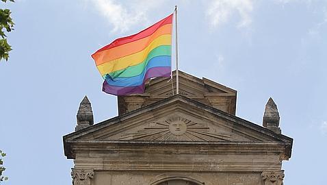 La bandera gay ondeará en el ayuntamiento de Sevilla hasta finales de mes