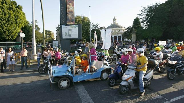 Bomberos y policías locales protagonizan una «parodia» motorizada de ‘Knight & Day’ como acto de protesta