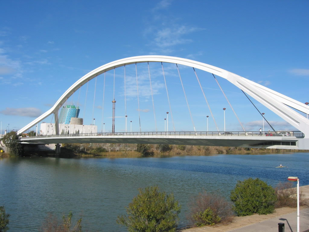 Un hombre se sube al Puente de la Barqueta por problemas laborales y obliga a cortar el tráfico