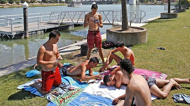 Un  Guadalquivir sin vallar  para bañistas ilegales