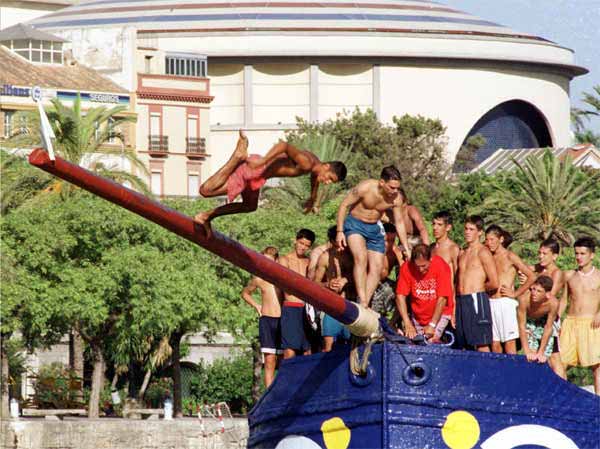 Tarde de cucañas en Triana
