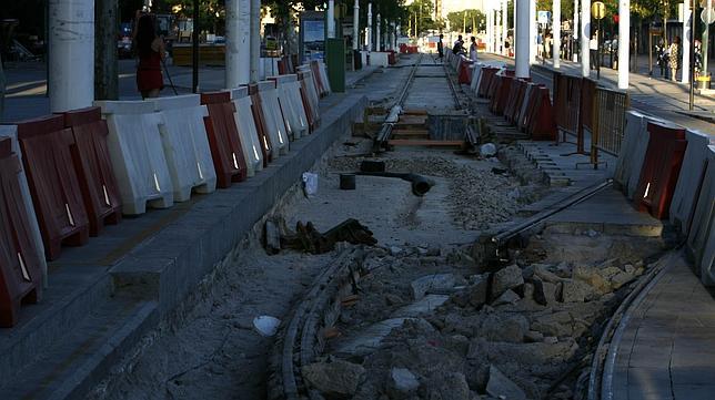 Trabajan de noche en las obras del tranvía taladrando el acerado