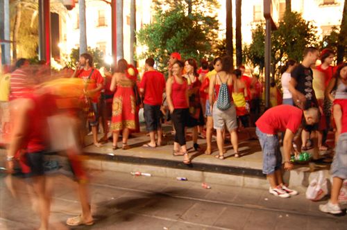 Una eufórica multitud abarrota la Puerta de Jerez y todo su entorno en celebración de la victoria
