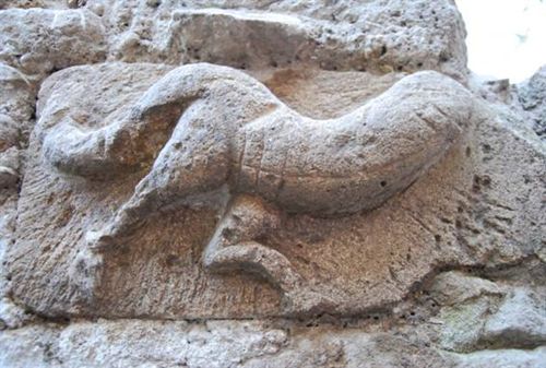 Aparece un relieve fálico en las excavaciones del Patio de Banderas
