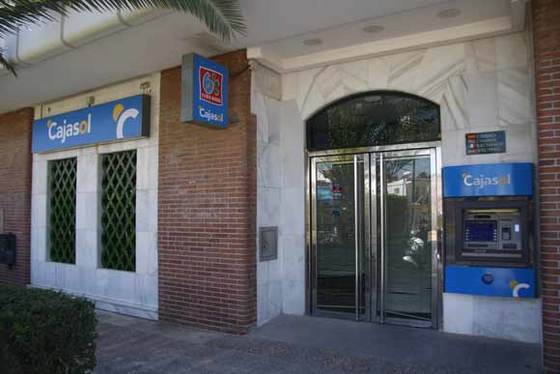 Atraca un banco a punta de pistola y huye con tres rehenes en un coche