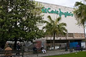 Tiran bolas de pintura ante los escaparates de El Corte Inglés de Duque, donde se concentran piquetes