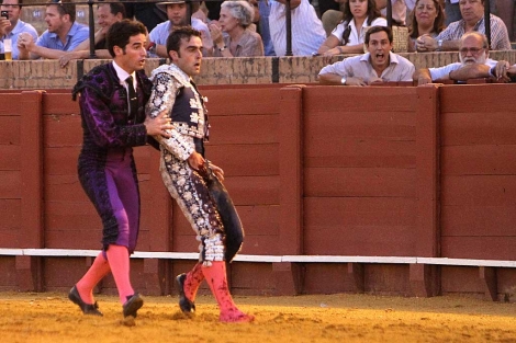 El banderillero Jesús Márquez, cogido grave durante una corrida en plaza de La Maestranza