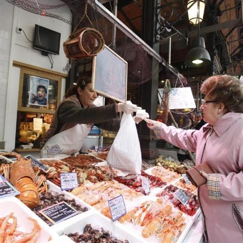 Nutricionistas dan consejos e informan de recetas cardiosaludables en el mercado de la Puerta de la Carne