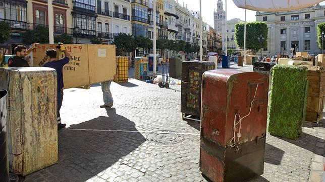 La plaza de San Francisco acoge un exposición de 52 neveras reconvertidas en obras de arte