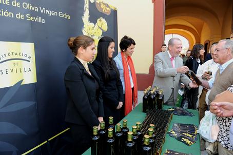 El presidente de la Diputación promociona los mejores aceites de Sevilla con el reparto de botellas muestra entre los ciudadanos