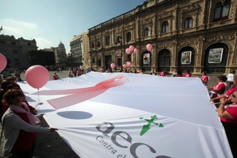 Una bandera gigante contra el cáncer de mama para concienciar a las sevillanas