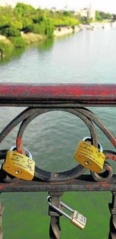 Los candados del amor vuelven a Triana