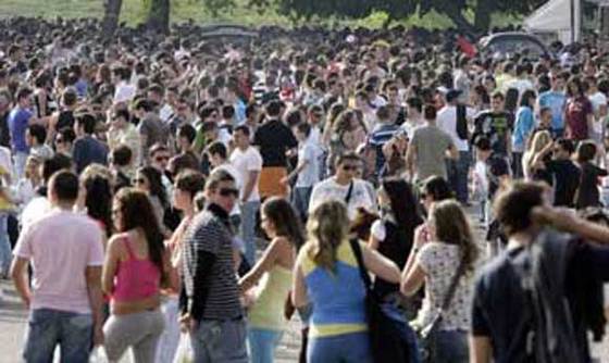 Primer macrobotellón en el Charco de la Pava