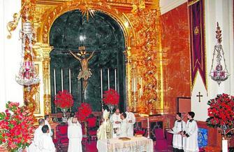 Monseñor Asenjo bendice el retablo del Cachorro
