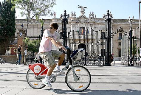 Un fallo informático en París bloquea dos días más de 200 bicis de alquiler en Sevilla