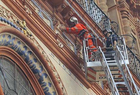 Varios cascotes se desprenden de la fachada de la parroquia de la Magdalena