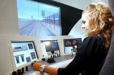 La escuela de Renfe forma a la primera promoción de maquinistas de Sevilla.