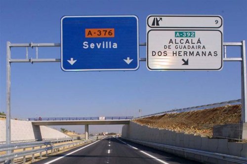 El peatón atropellado en la carretera A-8031 estaba tumbado en la calzada