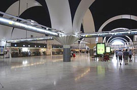 Más de 100 personas  han pasado la noche en el Aeropuerto San Pablo