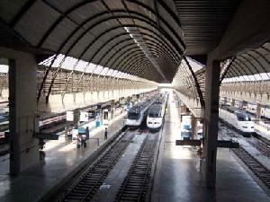 La estación de Santa Justa alberga una exposición sobre niños y malaria de Massivegood y Cruz Roja