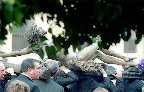 La lluvia amenaza con alterar el Viacrucis de las Cofradías