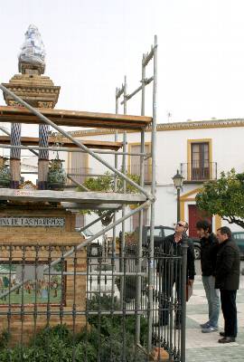Un «balonazo accidental» derriba y daña en Umbrete la «emblemática» imagen de la Virgen del Rocío