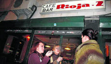 Vecinos piden acciones contra los fumadores en las puertas de los bares