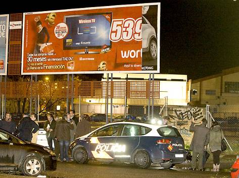 Dos fallecidos al electrocutarse mientras renovaban unas vallas publicitarias