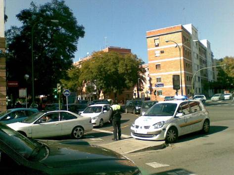 Atascos por los desvíos en la avenida de Andalucía y Luis Montoto