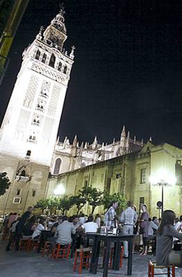 Los veladores en Mateos Gago se duplican en tres años