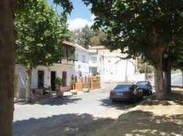 Una familia pide ayuda para su hija de ocho años que sufre una enfermedad degenerativa similar al Alzheimer