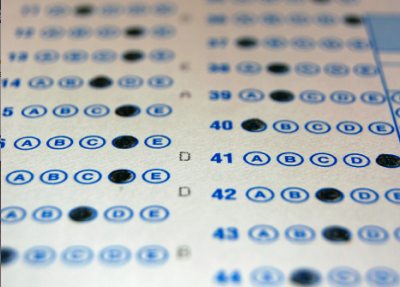 Cae una red que chivaba las respuestas correctas en el examen de conducir en Écija