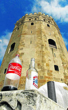 Las ‘botellonas’ regresan a la Torre del Oro