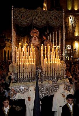 Un libro «alejado de lo legendario» resume los últimos 500 años de historia de Semana Santa unida a la ciudad