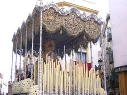 Un costalero pierde su empleo tras donar un riñón a una vecina