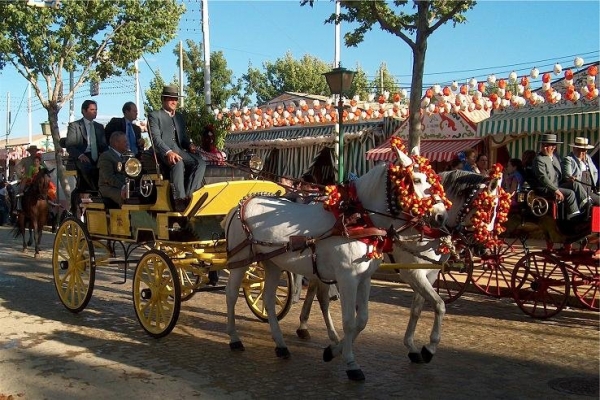 Los sevillanos aseguran que aunque San Pedro no está con ellos van a ir a la Feria «llueva o no llueva»